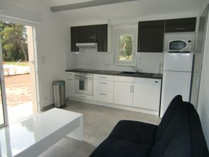 Réfrigérateur, micro-ondes, four, plaque de cuisson