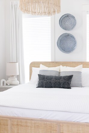 5 bedrooms, iron/ironing board, internet, bed sheets