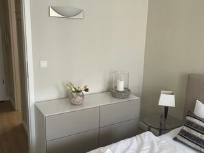 1 habitación, tabla de planchar con plancha, wifi gratis y ropa de cama