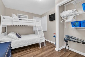 3 habitaciones, escritorio y tabla de planchar con plancha 