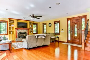 Smart TV, fireplace, table football, ping pong