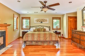 5 bedrooms, desk, iron/ironing board, travel crib