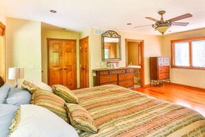 5 bedrooms, desk, iron/ironing board, travel cot - 82-Acre Riverfront Estate | Hot Tub, ATV Trails & Hiking (Cairo)
