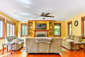 Smart TV, fireplace, table football, ping pong