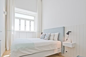 2 habitaciones, tabla de planchar con plancha y cuna de viaje