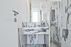 Dusche, Haartrockner, Handtücher, Seife