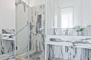 Douche, sèche-cheveux, serviettes fournies, savon