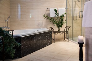 Bañera, bañera de hidromasaje, secador de pelo y toallas