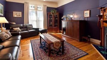 Smart TV, fireplace, DVD player