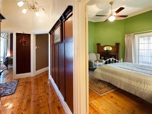 4 bedrooms, iron/ironing board, free WiFi, bed sheets
