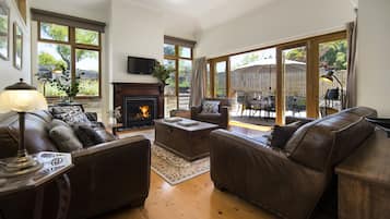 Smart TV, fireplace, DVD player