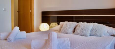 3 chambres, fer et planche à repasser