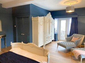 2 bedrooms, desk, iron/ironing board, free WiFi - Large Boutique house set in own grounds (East Morton)