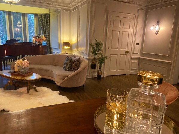 Interior - Large Boutique house set in own grounds (East Morton)