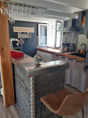 Refrigerador, microondas, horno y parrilla de estufa 