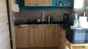 Een koelkast, een magnetron, een oven, een kookplaat