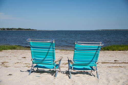 North Fork Home Steps to Private Beach & Walk to Marina, Farms, Restaurants. 