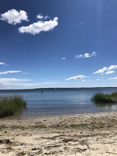 North Fork Home Steps to Private Beach & Walk to Marina, Farms, Restaurants. 