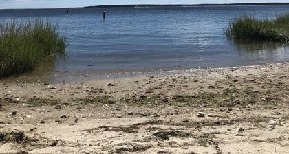 North Fork Home Steps to Private Beach & Walk to Marina, Farms, Restaurants.