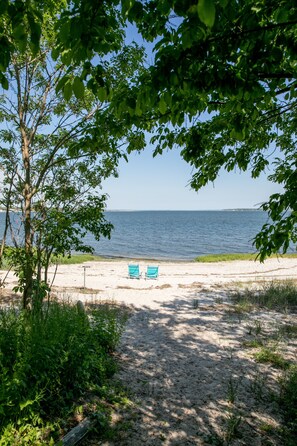 Plage à proximité, chaises longues, serviettes de plage
