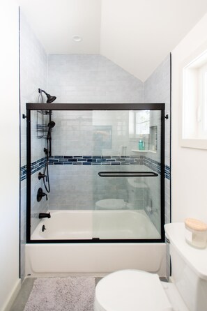 Combined shower/bathtub, hair dryer, towels, soap