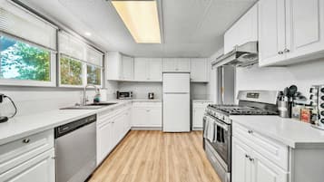 Fridge, microwave, stovetop, dishwasher