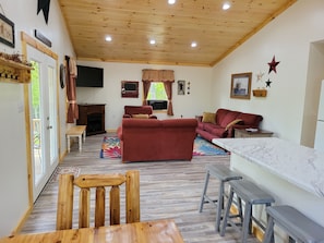Smart TV, fireplace - The Wildflower Cottage at Mountain Paradise (French Creek)