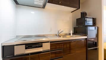 Chambre, non-fumeurs (Royal G) | Cuisine privée | Réfrigérateur, micro-ondes, plaque de cuisson, bouilloire électrique