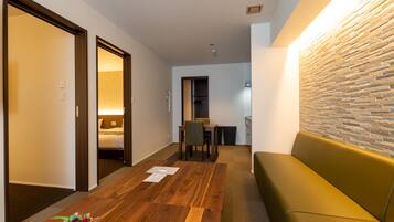 Royal G, Non Smoking | Desk, free WiFi