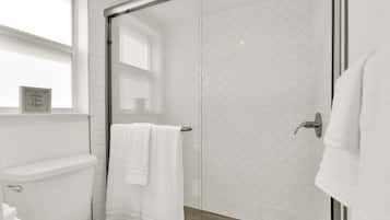 Douche, sèche-cheveux, serviettes fournies, savon