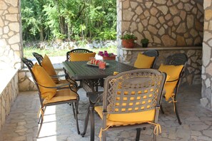 Outdoor dining - Casa Lautone, the villa surrounded by green hills near Rome (Sambuci)