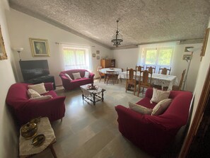 Smart TV, fireplace, ping pong