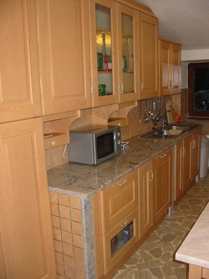 Fridge, microwave, oven, stovetop - Casa Lautone, the villa surrounded by green hills near Rome (Sambuci)