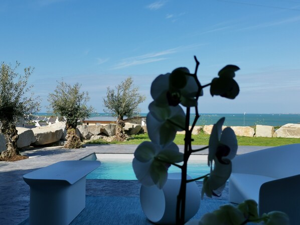 Lämmitetty uima-allas