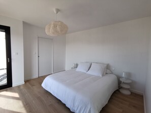 4 slaapkamers, een bureau, een strijkplank/strijkijzer, reisbedje