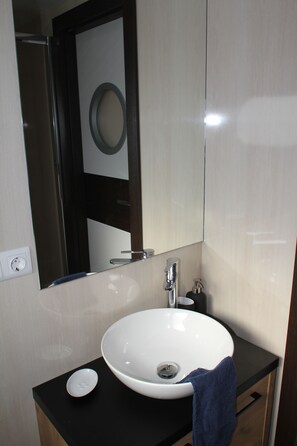 Douche, serviettes fournies, savon, papier toilette