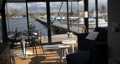 Relax & Experience a luxury Houseboat near Harderwijk and Zeewolde