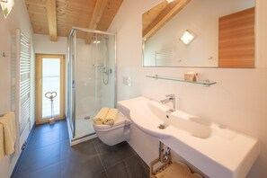 Suihku, hiustenkuivaaja, pyyhkeet