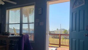 Une chambre avec vue sur une terrasse en bois et un ciel dégagé.