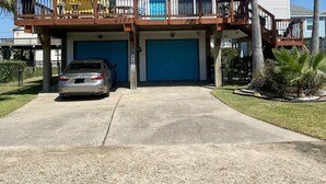 Une maison à deux étages avec un garage, un balcon et une allée.