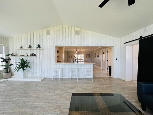 Beautiful  house on the bay, 5 minutes from keewaydin island in boat!