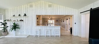 Beautiful  house on the bay, 5 minutes from keewaydin island in boat!