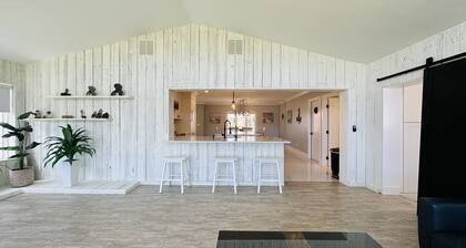 Beautiful house on the bay, 5 minutes from keewaydin island in boat!