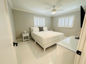 2 bedrooms, iron/ironing board, free WiFi, bed sheets - Beautiful  house on the bay, 5 minutes from keewaydin island in boat! (Naples)