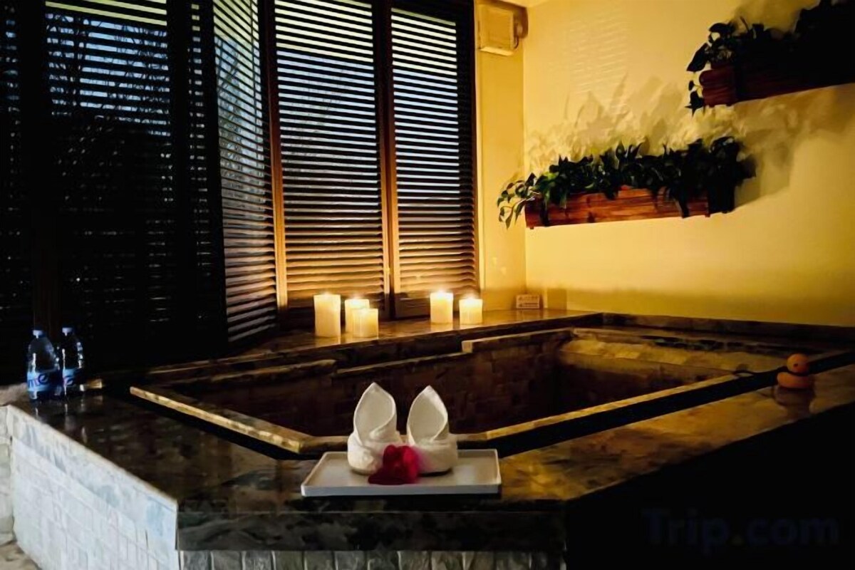 Hot Spring Deluxe Suite