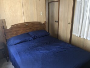 3 bedrooms, internet, bed sheets