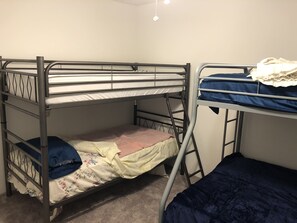 3 bedrooms, internet, bed sheets