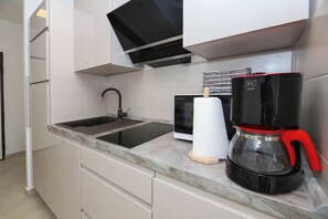 Réfrigérateur, micro-ondes, cafetière/bouilloire, bouilloire électrique