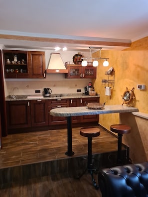 Appartamento | Cucina privata | Frigorifero, microonde, forno, piano cottura