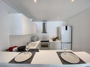 ثلاجة، ميكروويف، فرن، موقد طهي مسطح